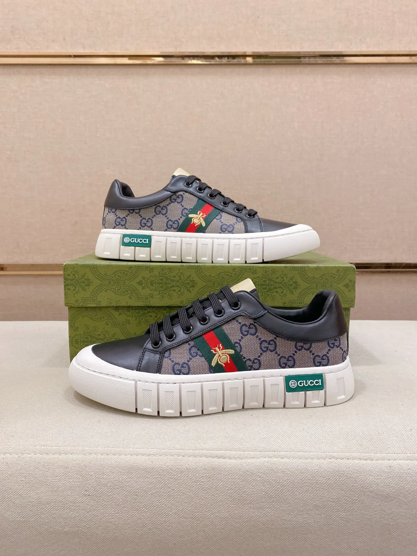 Factory price: 400💰 (GUCCI) The latest model from the official website 🎁🎁Casual and fashionable men's shoes👟, hot style💥The version is simple and elegant, exclusive for trendy men. Unique latest brand elements from the official website👑Original decoration, fashionable and generous, the fabric is original cowhide ✅Sheepskin lining, the official website specifies wear-resistant casual outsole, the classic model is taken in kind at the counter🎬38-44 (45 is not returned or exchanged when customized)